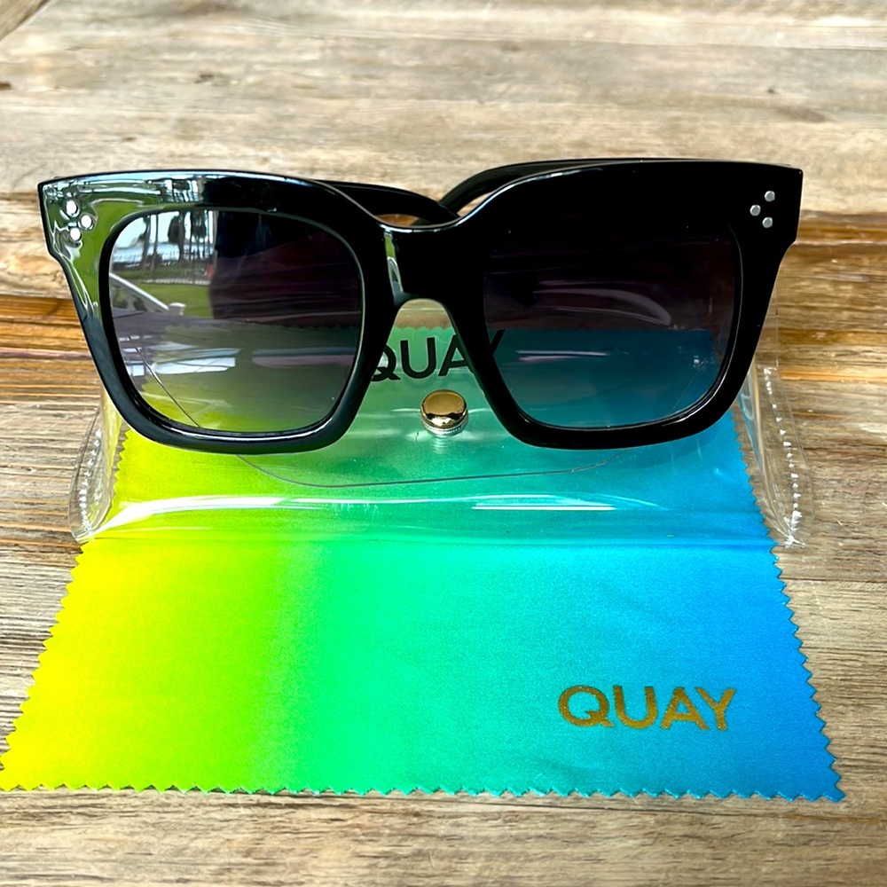 Women’s QUAY black sunglasses in excellent condition- very stylish!
